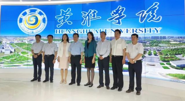 中華職業(yè)教育社理事長(zhǎng)陳昌智、河南省副省長(zhǎng)霍金花一行參觀展廳